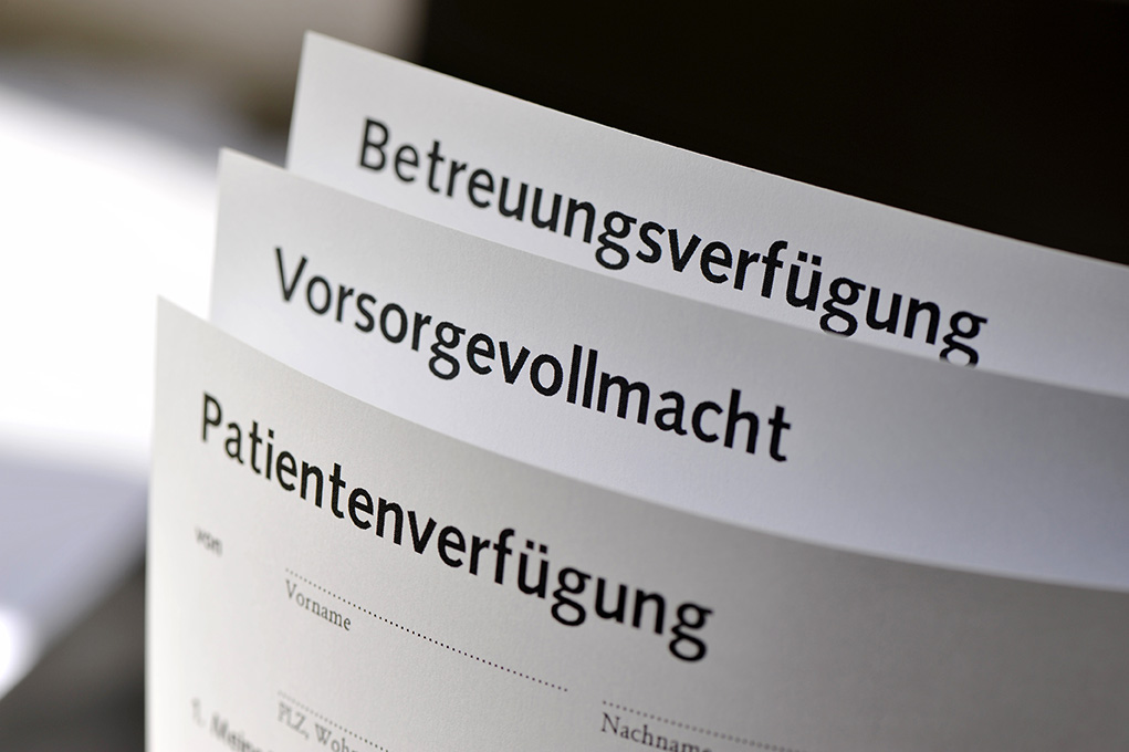 Drei übereinanderliegende Dokumente mit den Titeln 'Betreuungsverfügung', 'Vorsorgevollmacht' und 'Patientenverfügung', die wichtige Regelungen zur persönlichen Vorsorge betreffen.
